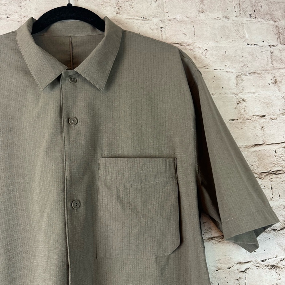 Lululemon Men's Airing Easy Short Sleeve Camp Button Down Shirt Green  L/XL - Picture 2 of 5